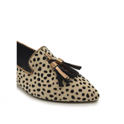 Mocasines beige de tacón bajo con adorno