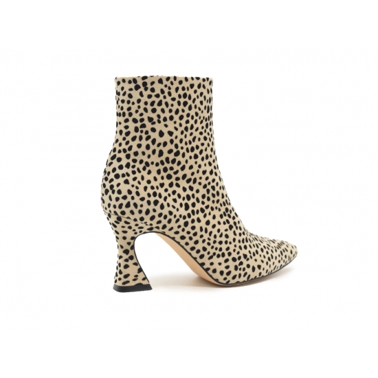 Botín de leopardo en color beige con tacón fino