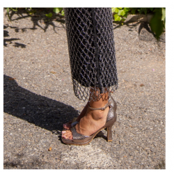 Sandalia de mujer de piel metalizada print serp. con pulsera y tacón alto
