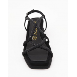 Sandalias planas negras con tiras cruzadas con strass
