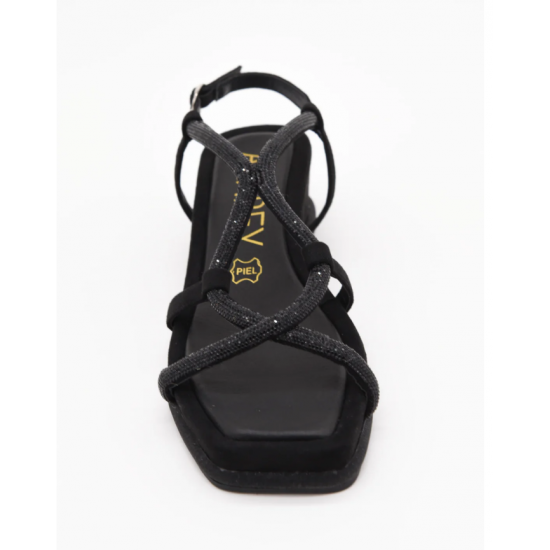 Sandalias planas negras con tiras cruzadas con strass