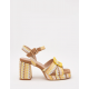 Sandalias de tacón ancho con diseño tejido y hebilla amarilla