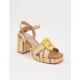 Sandalias de tacón ancho con diseño tejido y hebilla amarilla