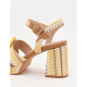 Sandalias de tacón ancho con diseño tejido y hebilla amarilla
