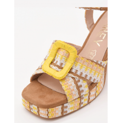 Sandalias de tacón ancho con diseño tejido y hebilla amarilla