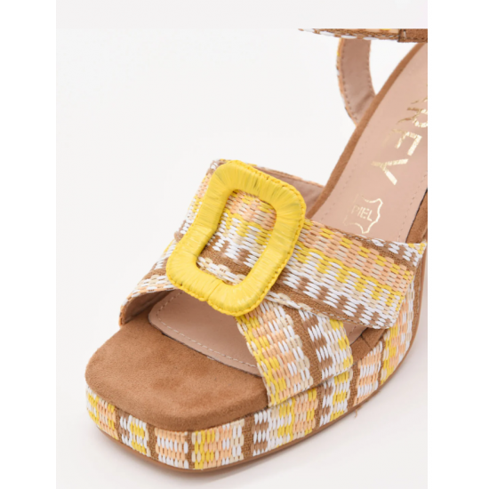 Sandalias de tacón ancho con diseño tejido y hebilla amarilla