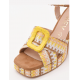 Sandalias de tacón ancho con diseño tejido y hebilla amarilla