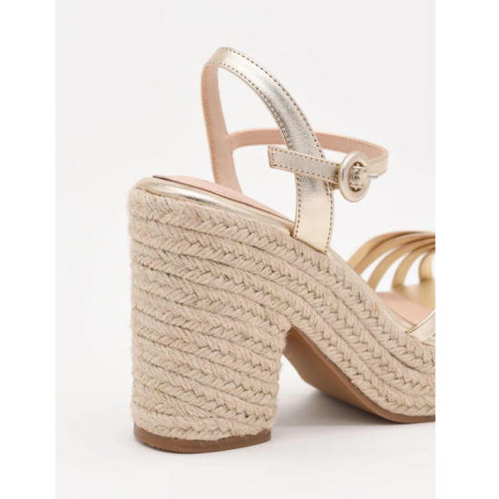 Sandalias de tacón con plataforma de yute y detalles dorados