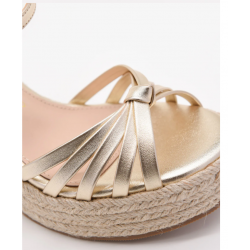 Sandalias de tacón con plataforma de yute y detalles dorados