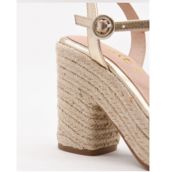 Sandalias de tacón con plataforma de yute y detalles dorados