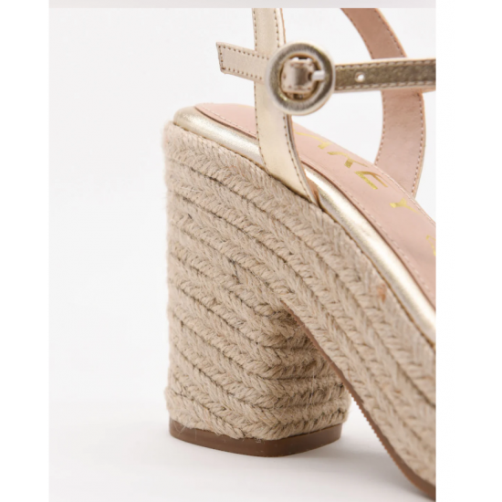 Sandalias de tacón con plataforma de yute y detalles dorados