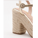 Sandalias de tacón con plataforma de yute y detalles dorados