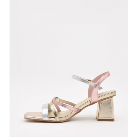 Sandalias de tacón dorado con tiras rosa y plateado