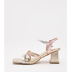 Sandalias de tacón dorado con tiras rosa y plateado