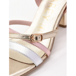 Sandalias de tacón dorado con tiras rosa y plateado