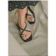 Sandalias planas negras con detalle metalizado