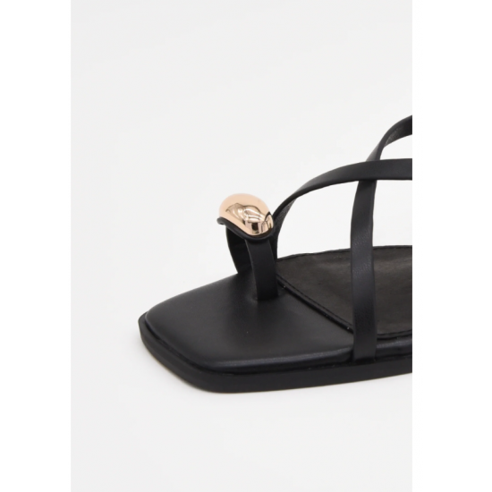 Sandalias planas negras con detalle metalizado