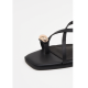 Sandalias planas negras con detalle metalizado