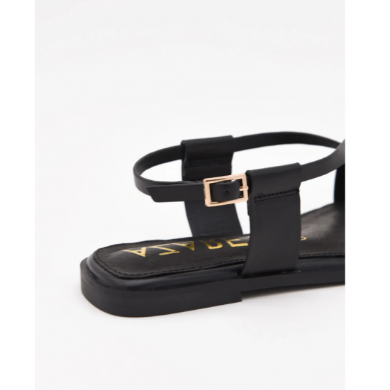 Sandalias planas negras con detalle metalizado