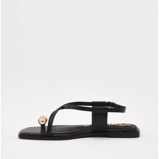 Sandalias planas negras con detalle metalizado