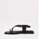 Sandalias planas negras con detalle metalizado