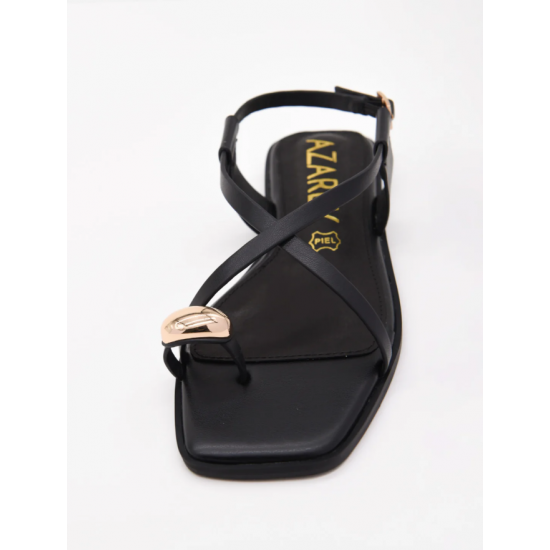 Sandalias planas negras con detalle metalizado