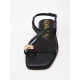 Sandalias planas negras con detalle metalizado