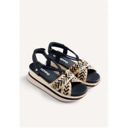 Sandalias con bordado bicolor y cuña forrada estilo rafia