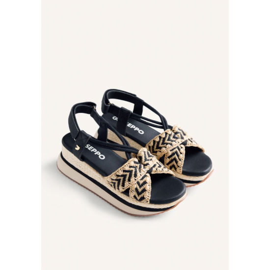 Sandalias con bordado bicolor y cuña forrada estilo rafia