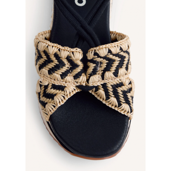 Sandalias con bordado bicolor y cuña forrada estilo rafia