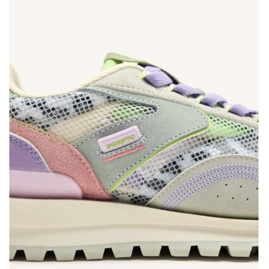 Zapatillas de piel con estampado animal y rejilla.