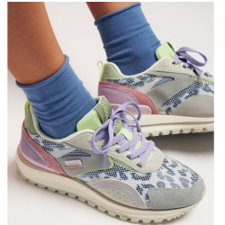 Zapatillas de piel con estampado animal y rejilla.