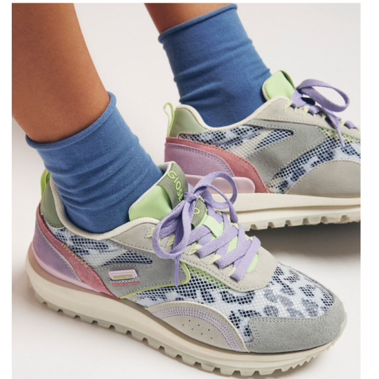 Zapatillas de piel con estampado animal y rejilla.