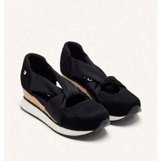 Sandalias de piel con cuña de rafia.