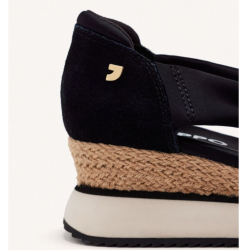 Sandalias de piel con cuña de rafia.