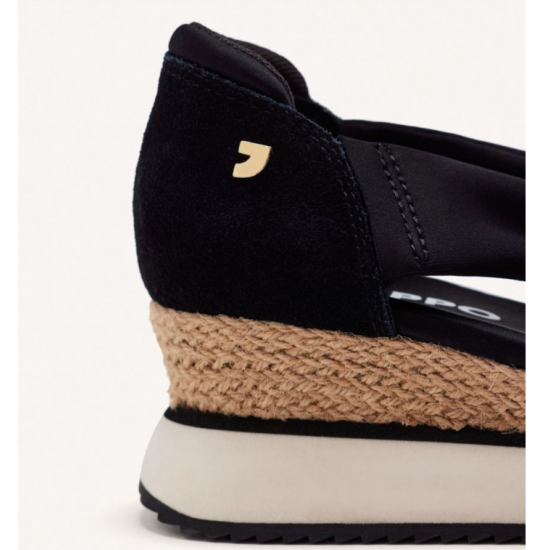 Sandalias de piel con cuña de rafia.