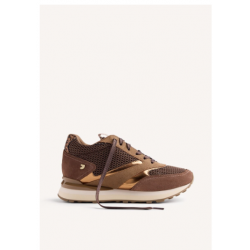 Zapatillas de piel serraje con acentos metalizados, rejilla y cuña interna. 