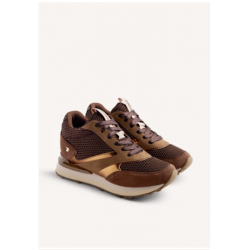 Zapatillas de piel serraje con acentos metalizados, rejilla y cuña interna. 