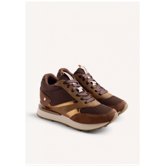 Zapatillas de piel serraje con acentos metalizados, rejilla y cuña interna. 