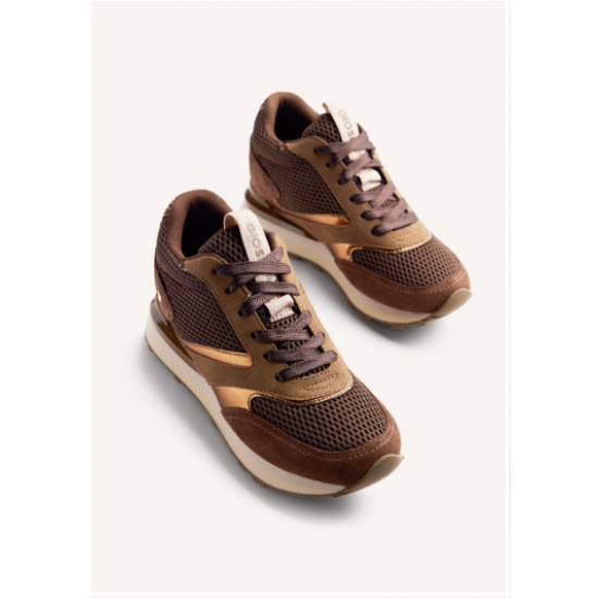 Zapatillas de piel serraje con acentos metalizados, rejilla y cuña interna. 