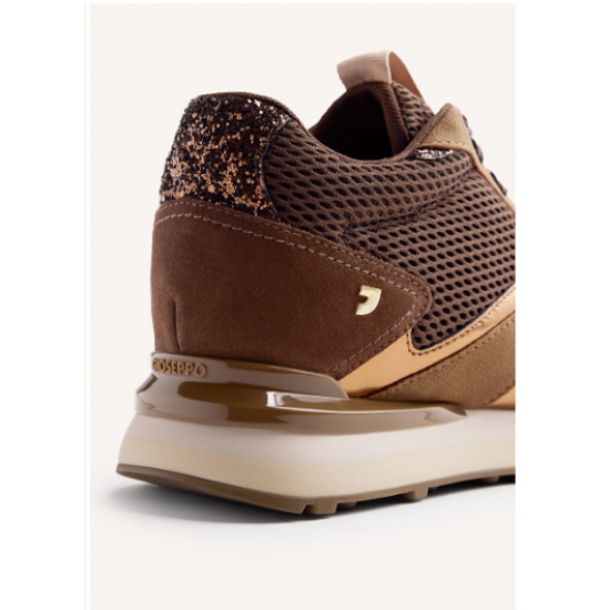 Zapatillas de piel serraje con acentos metalizados, rejilla y cuña interna. 