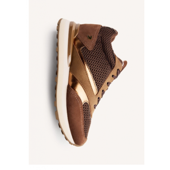 Zapatillas de piel serraje con acentos metalizados, rejilla y cuña interna. 