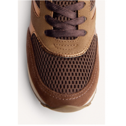 Zapatillas de piel serraje con acentos metalizados, rejilla y cuña interna. 