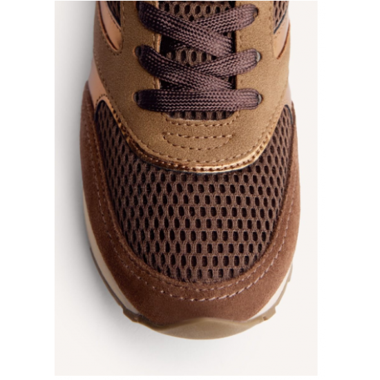 Zapatillas de piel serraje con acentos metalizados, rejilla y cuña interna. 