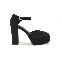 Zapato de terciopelo con plataforma en color negro y cierre de hebilla