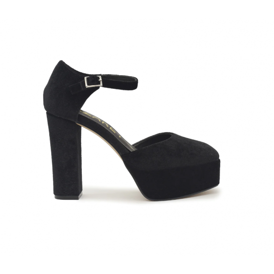 Zapato de terciopelo con plataforma en color negro y cierre de hebilla