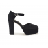Zapato de terciopelo con plataforma en color negro y cierre de hebilla