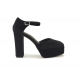 Zapato de terciopelo con plataforma en color negro y cierre de hebilla