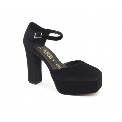 Zapato de terciopelo con plataforma en color negro y cierre de hebilla