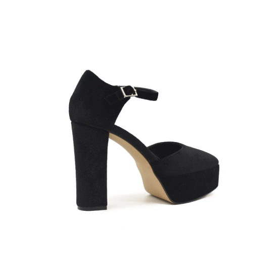 Zapato de terciopelo con plataforma en color negro y cierre de hebilla